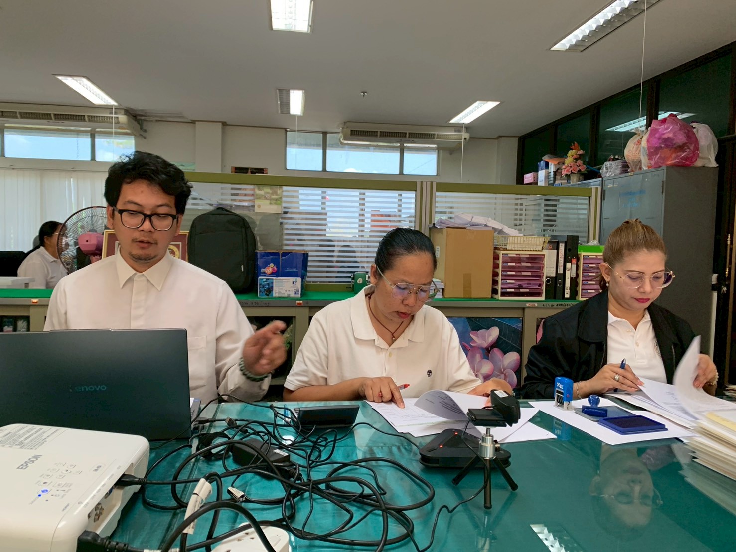 title - วันพุธที่ 18 มีนาคม 2569 เวลา 09.30 น. นายวิทูล ประดิษฐบุญ ปฏิรูปที่ดินจังหวัดปราจีนบุรี  พร้อมด้วยผู้อำนวยการกลุ่มงานช่างและแผนที่ ผู้อำนวยการกลุ่มกฎหมาย  ผู้อำนวยการกลุ่มการเงินบัญชีและจัดเก็บผลประโยชน์  ผู้อำนวยการกลุ่มยุทธศาสตร์และการปฏิรูปที่ดินและเจ้าหน้าที่ส.ป.ก.ปราจีนบุรี ที่เกี่ยวข้องจัดการประชุมคณะทำงานตรวจสอบคุณสมบัติผู้ยื่นคำขอเข้าทำประโยชน์ในเขตปฏิรูปที่ดินจังหวัดปราจีนบุรีครั้งที่ 7/2569 ณ ห้องประชุมสำนักงานการปฏิรูปที่ดินจังหวัดปราจีนบุรี